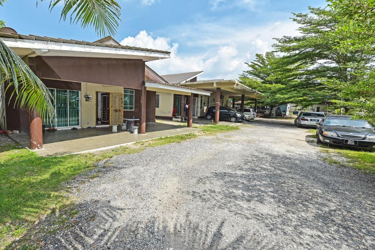 Oyo 90596 Casaria Inn Paka Exterior photo